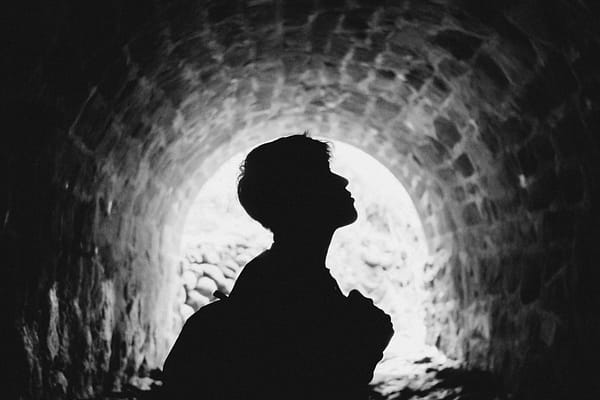 Samotność w kryzysie – kiedy świat się zwęża do środka