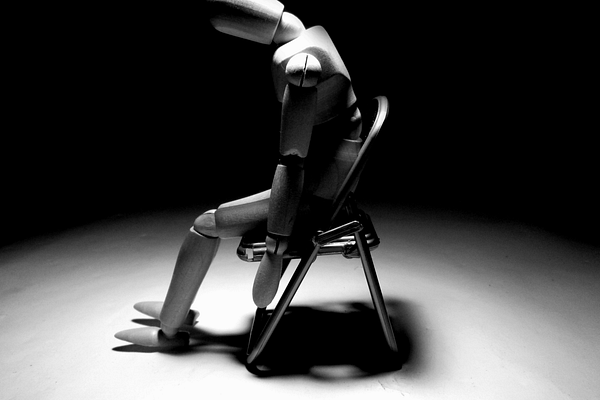 Czy pracujesz ponad siły, żeby udowodnić swoją wartość? Cichy mechanizm, który niszczy ludzi i zespoły.